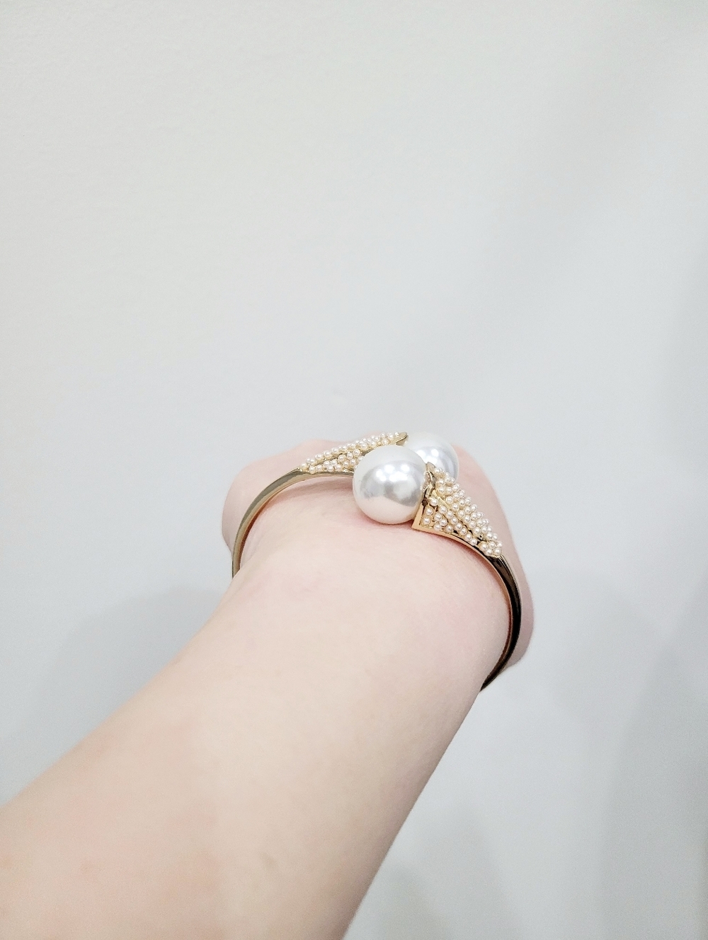 Brand New Gold Tone Mini Pearls Stainless Bangle Bracelet - Picture 4 of 8
